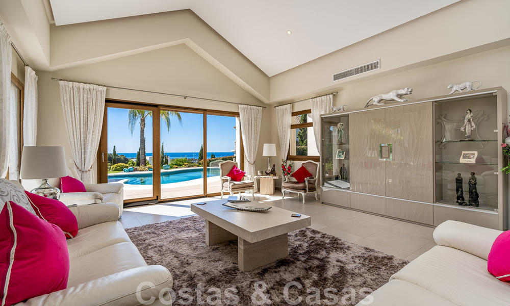 Karaktervolle villa te koop in een eigentijdse Andalusische architectuur, omgeven door golfbanen in een 5 sterren golf resort in Marbella - Benahavis 44874