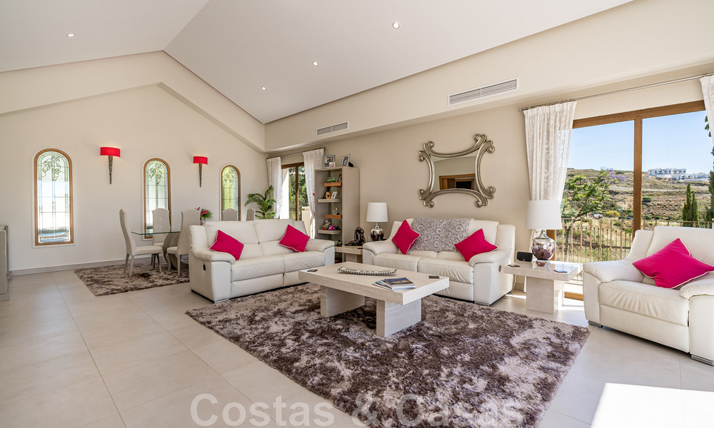 Karaktervolle villa te koop in een eigentijdse Andalusische architectuur, omgeven door golfbanen in een 5 sterren golf resort in Marbella - Benahavis 44876