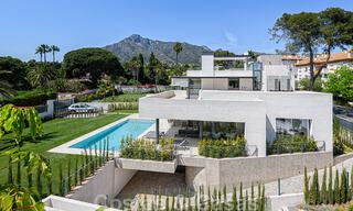 Eigentijdse, luxueuze villa te koop dicht bij alle voorzieningen in een zeer gewilde woongemeenschap op de Golden Mile van Marbella 44819 