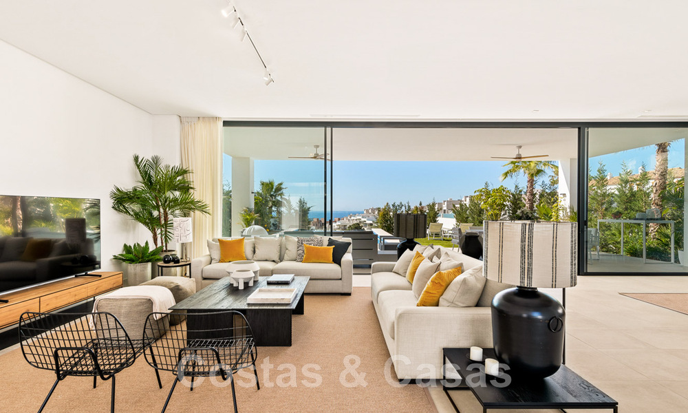 Instapklare, moderne villa te koop, eerstelijnsgolf met een prachtig zeezicht in Oost-Marbella 44976