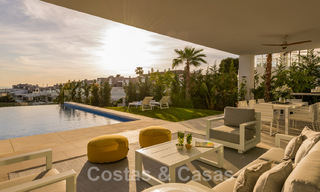 Instapklare, moderne villa te koop, eerstelijnsgolf met een prachtig zeezicht in Oost-Marbella 44990 