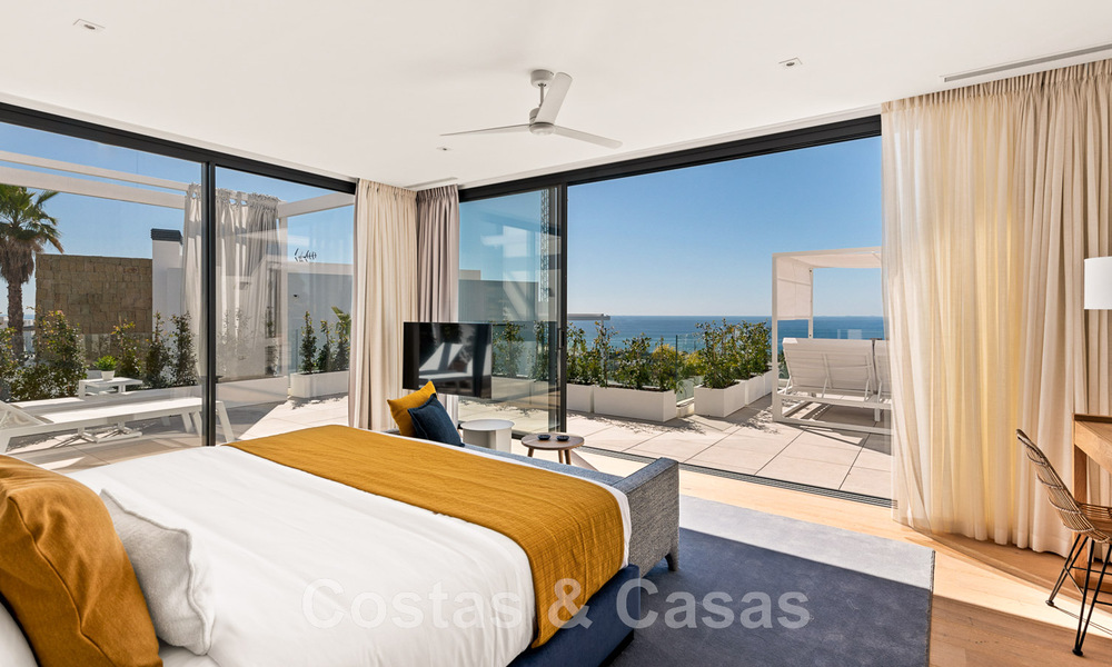 Instapklare, moderne villa te koop, eerstelijnsgolf met een prachtig zeezicht in Oost-Marbella 45012