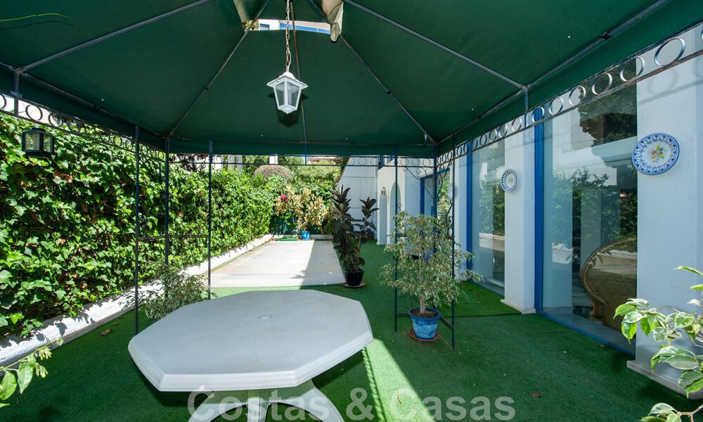 Riant appartement te koop met een ruim terras en privézwembad, tweedelijns strand in Marbella centrum 44933