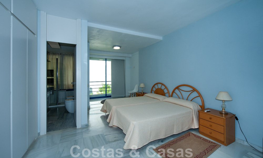 Riant appartement te koop met een ruim terras en privézwembad, tweedelijns strand in Marbella centrum 44939