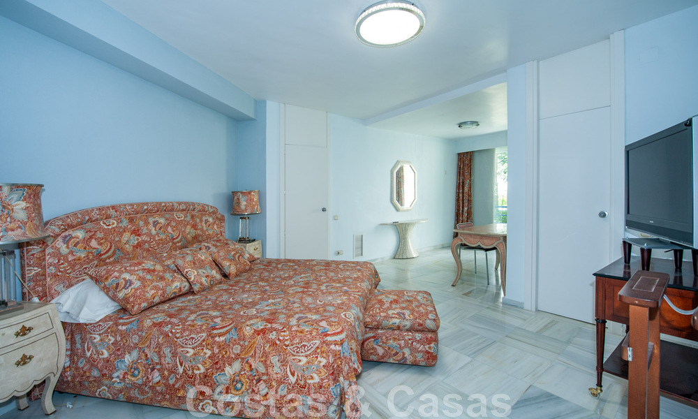 Riant appartement te koop met een ruim terras en privézwembad, tweedelijns strand in Marbella centrum 44940