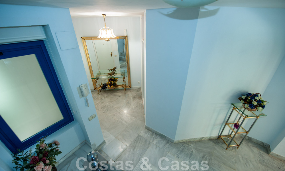 Riant appartement te koop met een ruim terras en privézwembad, tweedelijns strand in Marbella centrum 44943