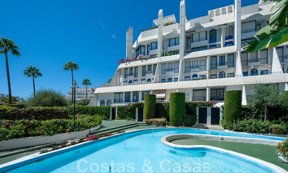 Riant appartement te koop met een ruim terras en privézwembad, tweedelijns strand in Marbella centrum 44950