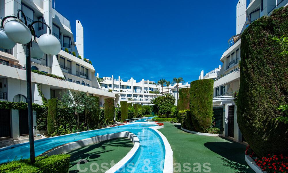 Riant appartement te koop met een ruim terras en privézwembad, tweedelijns strand in Marbella centrum 44951