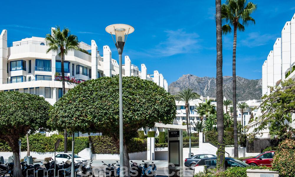 Riant appartement te koop met een ruim terras en privézwembad, tweedelijns strand in Marbella centrum 44954