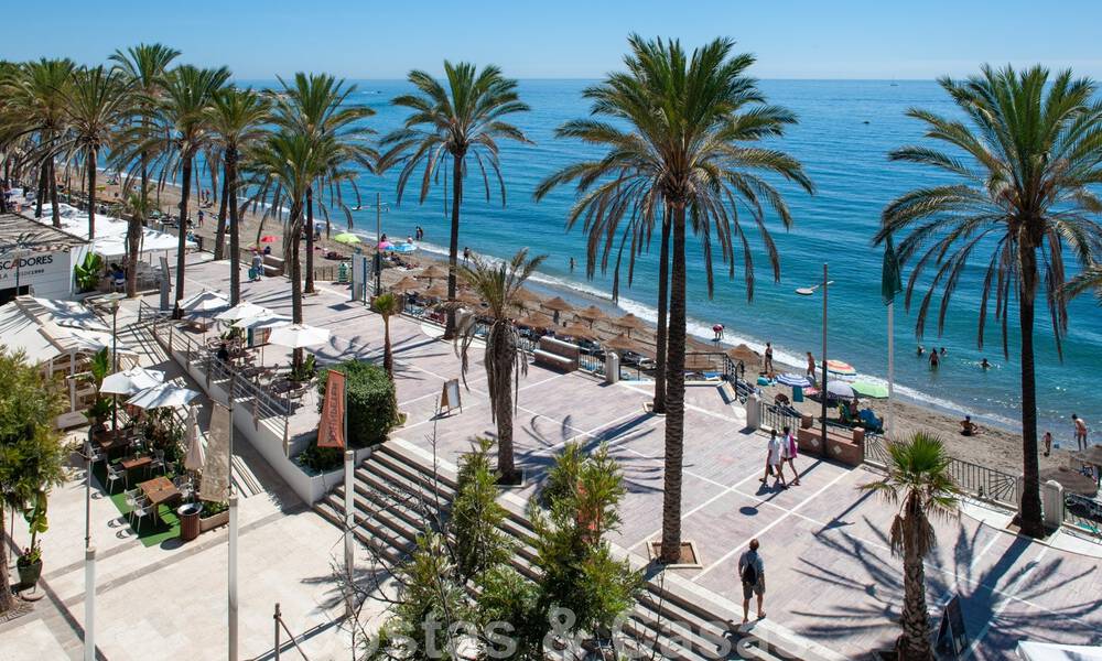 Riant appartement te koop met een ruim terras en privézwembad, tweedelijns strand in Marbella centrum 44957