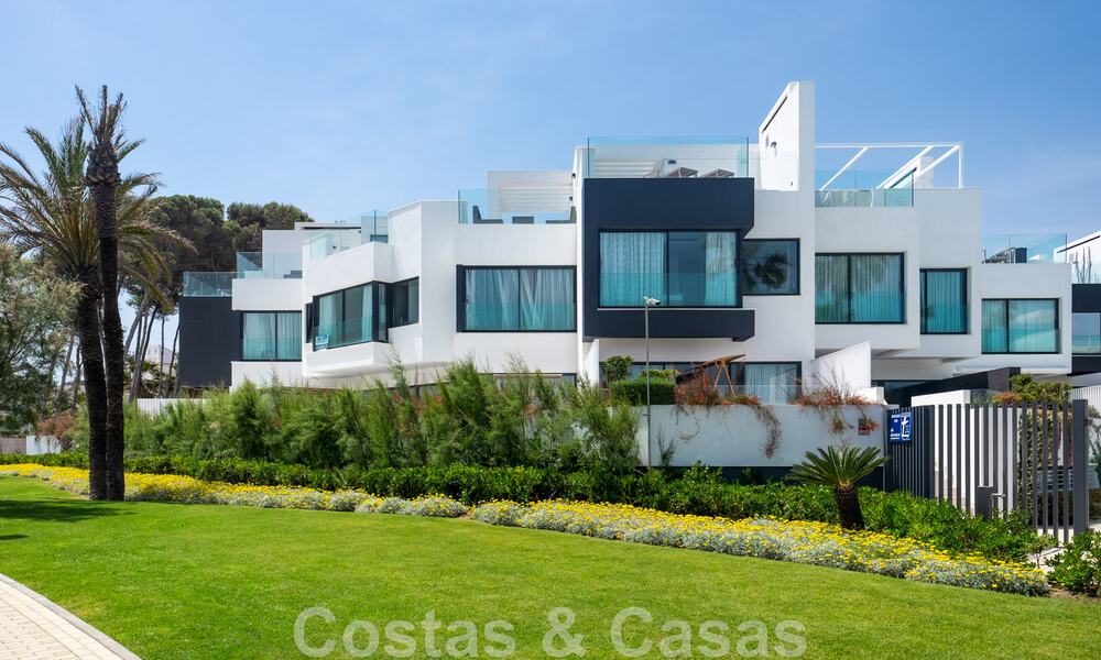 Instapklare, moderne schakelvilla met zeezicht te koop, direct aan het strand, op enkele minuten stappen van Estepona stad 45381