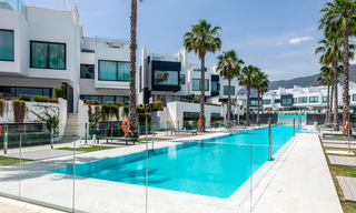 Instapklare, moderne schakelvilla met zeezicht te koop, direct aan het strand, op enkele minuten stappen van Estepona stad 45383 