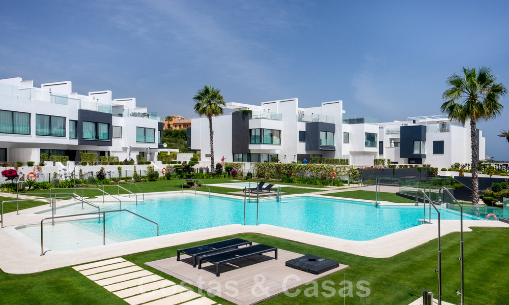 Instapklare, moderne schakelvilla met zeezicht te koop, direct aan het strand, op enkele minuten stappen van Estepona stad 45385