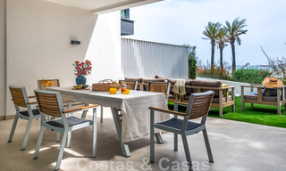 Instapklare, moderne schakelvilla met zeezicht te koop, direct aan het strand, op enkele minuten stappen van Estepona stad 45393 