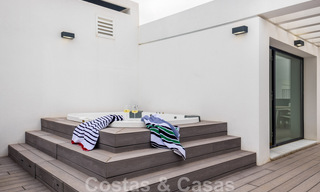 Instapklare, moderne schakelvilla met zeezicht te koop, direct aan het strand, op enkele minuten stappen van Estepona stad 45419 