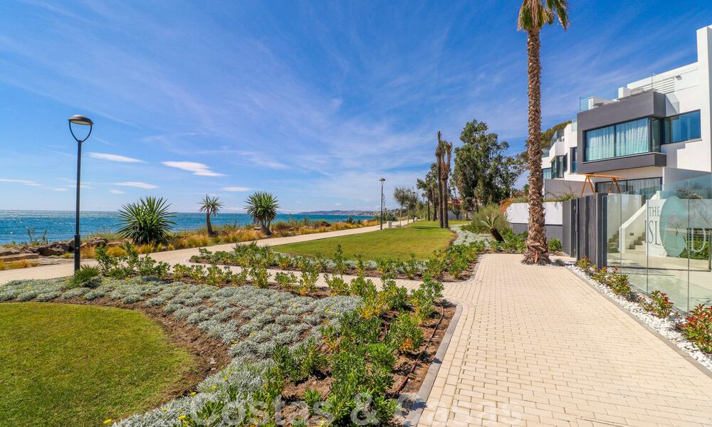 Instapklare, moderne schakelvilla met zeezicht te koop, direct aan het strand, op enkele minuten stappen van Estepona stad 45428