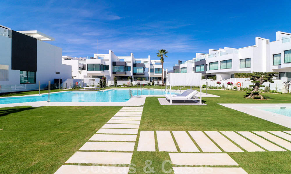 Instapklare, moderne schakelvilla met zeezicht te koop, direct aan het strand, op enkele minuten stappen van Estepona stad 45433