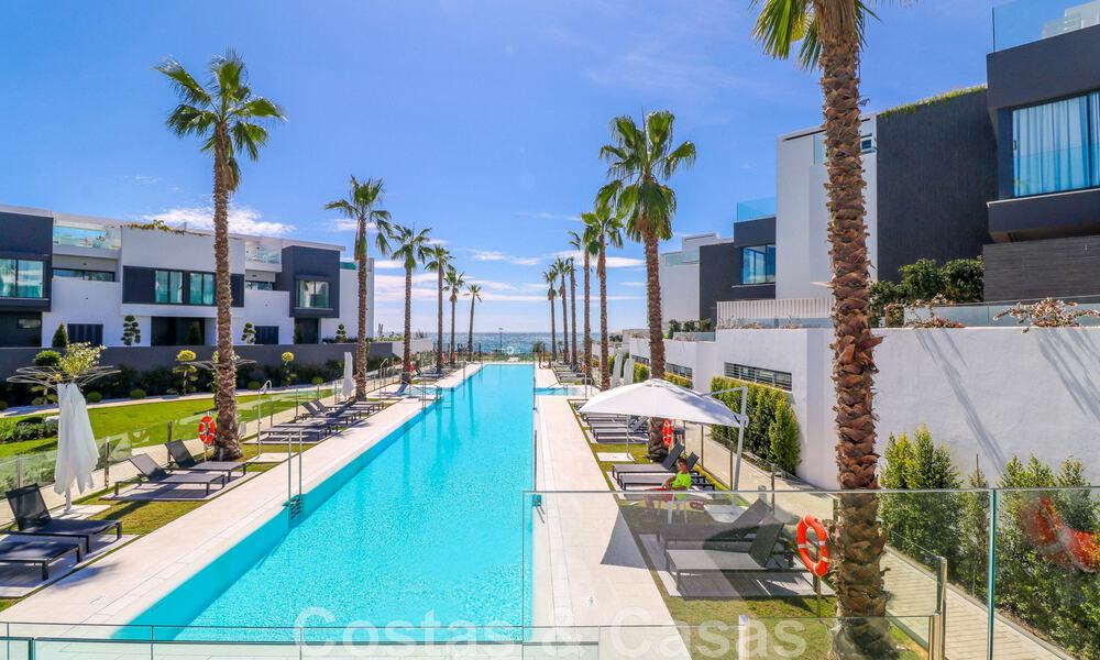 Instapklare, moderne schakelvilla met zeezicht te koop, direct aan het strand, op enkele minuten stappen van Estepona stad 45435