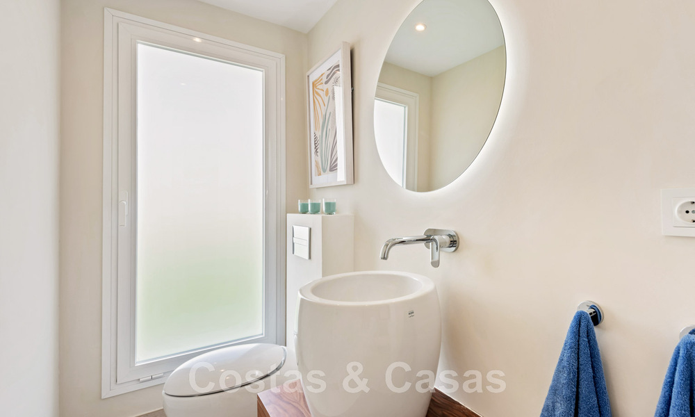 Eigentijdse, volledig gerenoveerde villa te koop, met open zeezicht gelegen in een strandurbanisatie van Estepona 45055