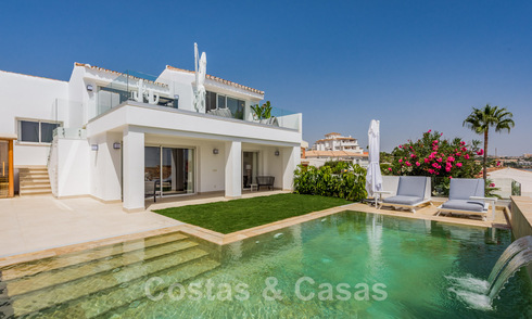 Eigentijdse, volledig gerenoveerde villa te koop, met open zeezicht gelegen in een strandurbanisatie van Estepona 45058
