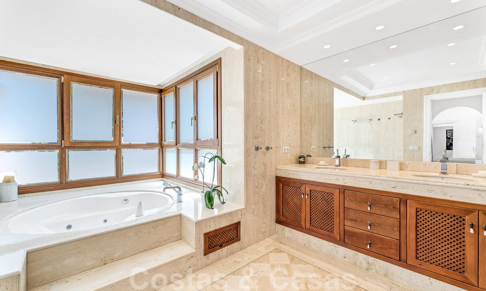 Ruime luxevilla te koop, in Andalusische stijl gesitueerd op een hoge positie in Nueva Andalucia, Marbella 45085