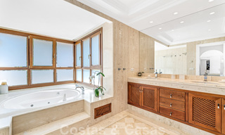 Ruime luxevilla te koop, in Andalusische stijl gesitueerd op een hoge positie in Nueva Andalucia, Marbella 45085 