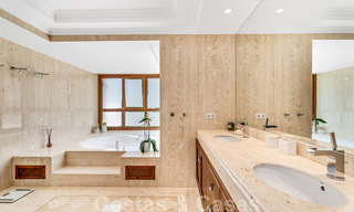 Ruime luxevilla te koop, in Andalusische stijl gesitueerd op een hoge positie in Nueva Andalucia, Marbella 45088 