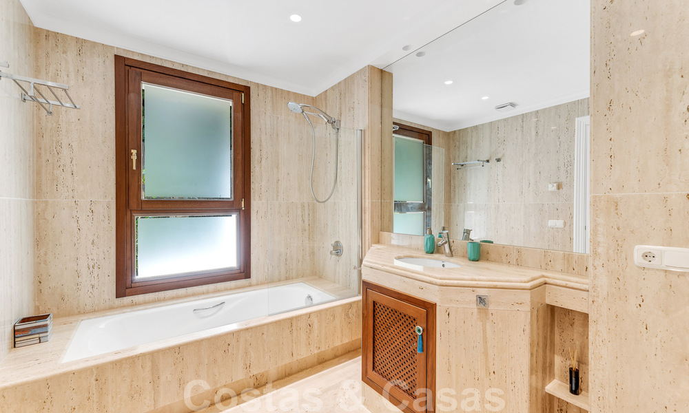 Ruime luxevilla te koop, in Andalusische stijl gesitueerd op een hoge positie in Nueva Andalucia, Marbella 45099