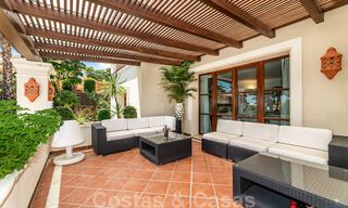 Ruime luxevilla te koop, in Andalusische stijl gesitueerd op een hoge positie in Nueva Andalucia, Marbella 45130 