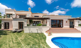 Ruime luxevilla te koop, in Andalusische stijl gesitueerd op een hoge positie in Nueva Andalucia, Marbella 45134 