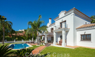 Ruime, charmante luxevilla te koop, in een geprefereerde residentiële woonwijk op de New Golden Mile, Benahavis - Marbella 45605 