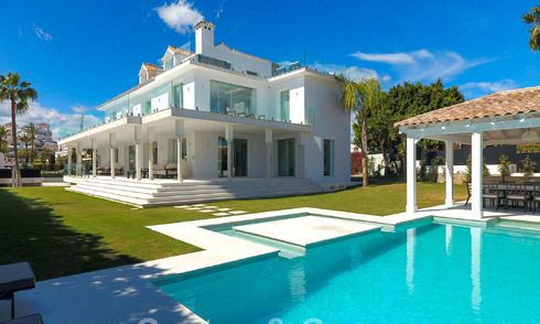 Unieke luxevilla te koop in een moderne, Andalusische bouwstijl, met zeezicht, op loopafstand van Puerto Banus, Marbella 45840