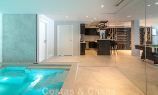 Unieke luxevilla te koop in een moderne, Andalusische bouwstijl, met zeezicht, op loopafstand van Puerto Banus, Marbella 45896 