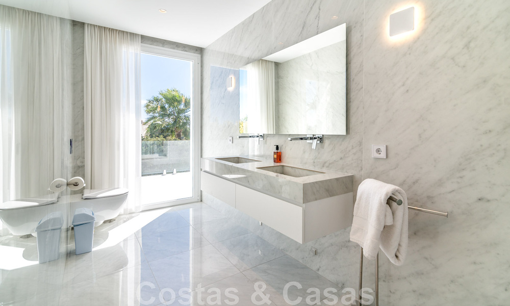 Unieke luxevilla te koop in een moderne, Andalusische bouwstijl, met zeezicht, op loopafstand van Puerto Banus, Marbella 45928