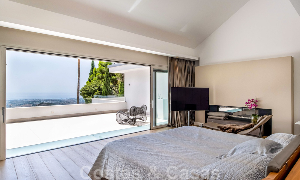 Hedendaagse, luxueuze villa te koop met zicht op zee in het meest exclusieve La Zagaleta resort in Benahavis - Marbella 45170