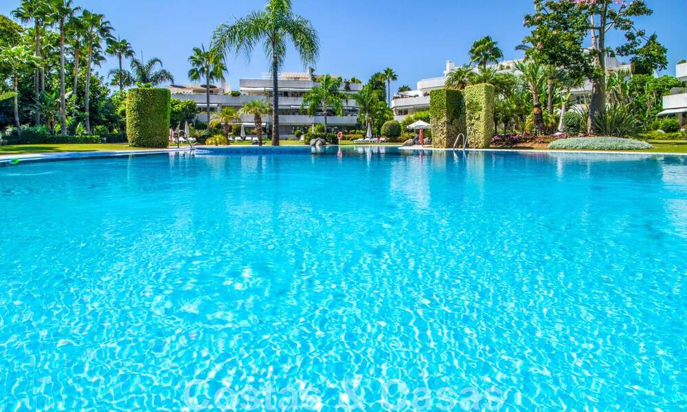 Penthouse te koop in een exclusief complex met permanente bewaking, eerstelijnsgolf in het hartje van Nueva Andalucia 45257