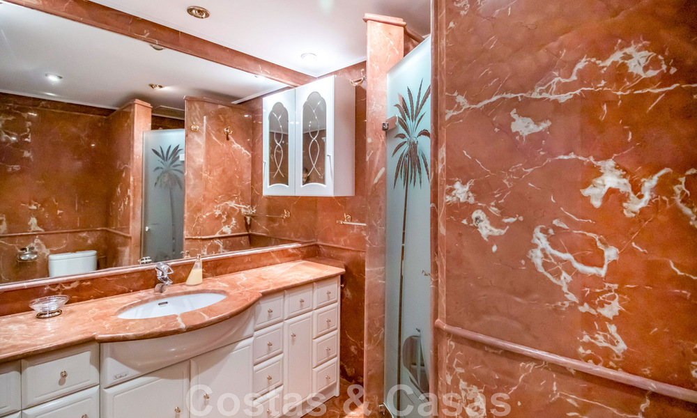 Penthouse te koop in een exclusief complex met permanente bewaking, eerstelijnsgolf in het hartje van Nueva Andalucia 45264