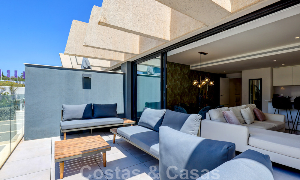Instapklaar, modern 3-slaapkamer appartement te huur op langetermijn i/e golfresort o/d New Golden Mile, tussen Marbella en Estepona 45543
