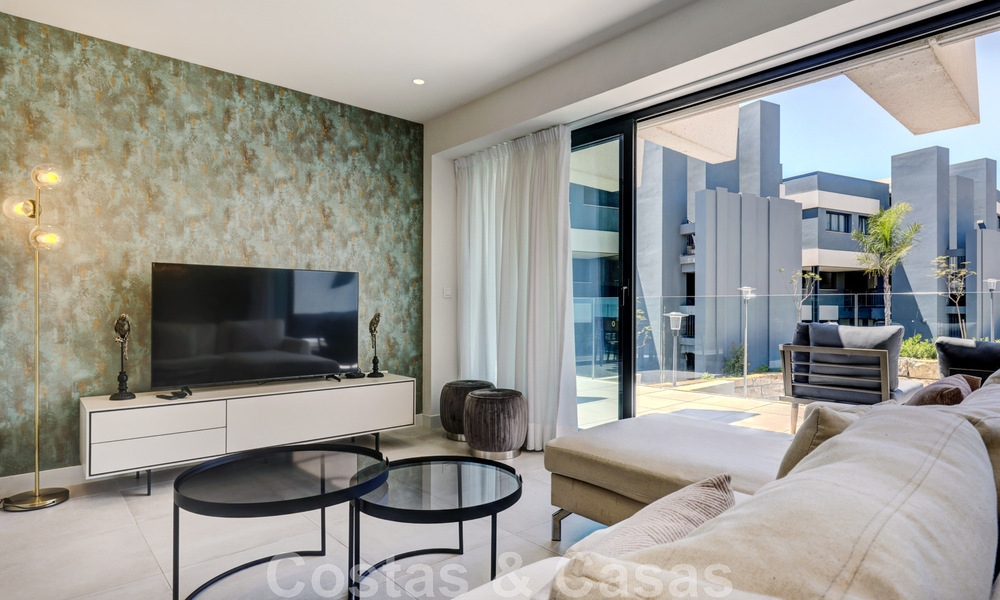 Instapklaar, modern 3-slaapkamer appartement te huur op langetermijn i/e golfresort o/d New Golden Mile, tussen Marbella en Estepona 45549