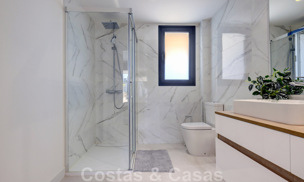 Instapklaar, modern 3-slaapkamer appartement te huur op langetermijn i/e golfresort o/d New Golden Mile, tussen Marbella en Estepona 45571