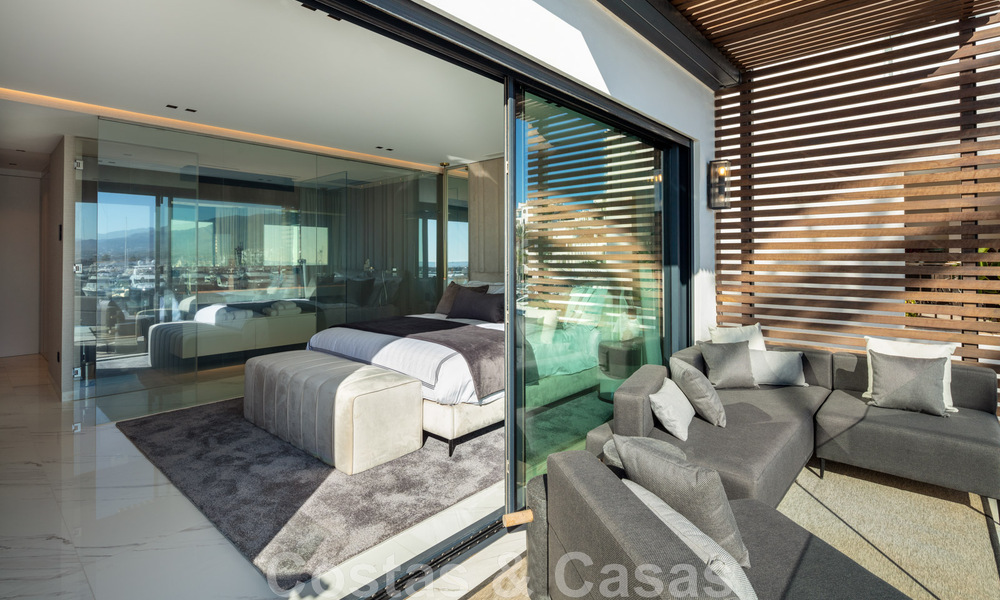 Modern gerenoveerd luxe appartement te koop, eerstelijns in de jachthaven van Puerto Banus, Marbella 46270