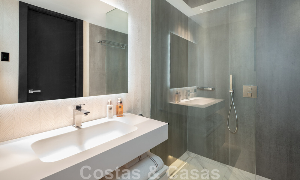 Modern gerenoveerd luxe appartement te koop, eerstelijns in de jachthaven van Puerto Banus, Marbella 46272