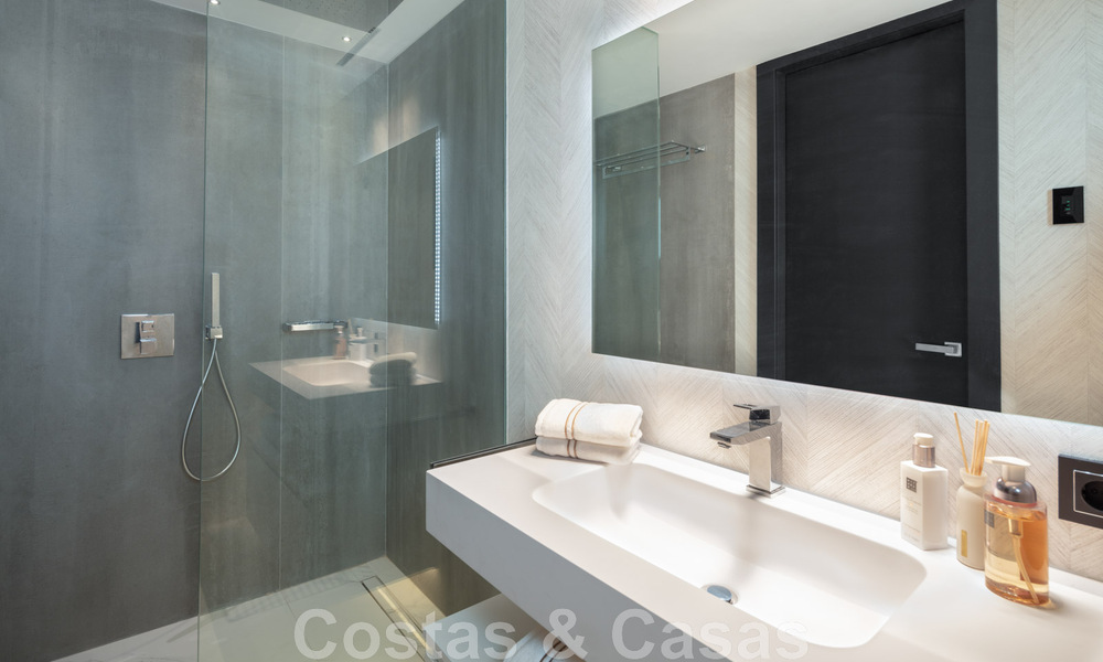Modern gerenoveerd luxe appartement te koop, eerstelijns in de jachthaven van Puerto Banus, Marbella 46274