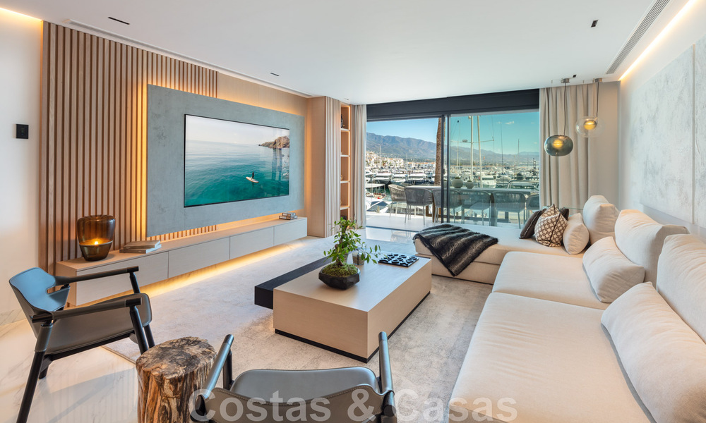 Modern gerenoveerd luxe appartement te koop, eerstelijns in de jachthaven van Puerto Banus, Marbella 46280