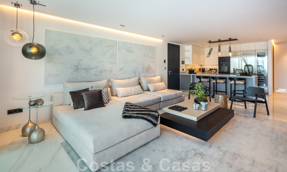 Modern gerenoveerd luxe appartement te koop, eerstelijns in de jachthaven van Puerto Banus, Marbella 46281