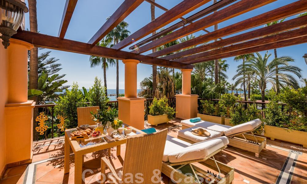 Ruim duplex, dubbel appartement in een eerstelijnsstrandcomplex op loopafstand van Puerto Banus, Marbella 46778