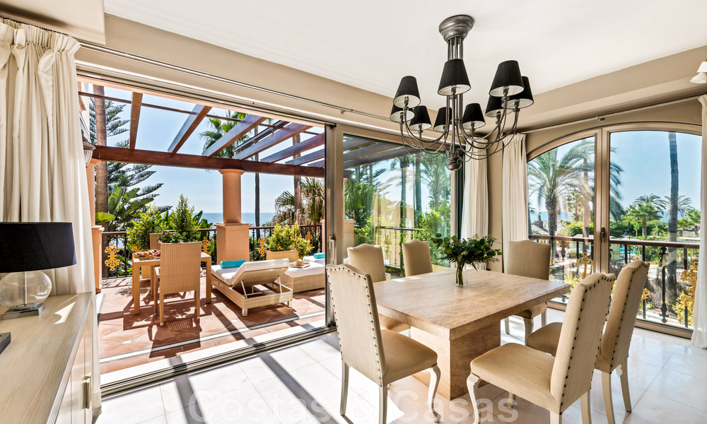 Ruim duplex, dubbel appartement in een eerstelijnsstrandcomplex op loopafstand van Puerto Banus, Marbella 46779