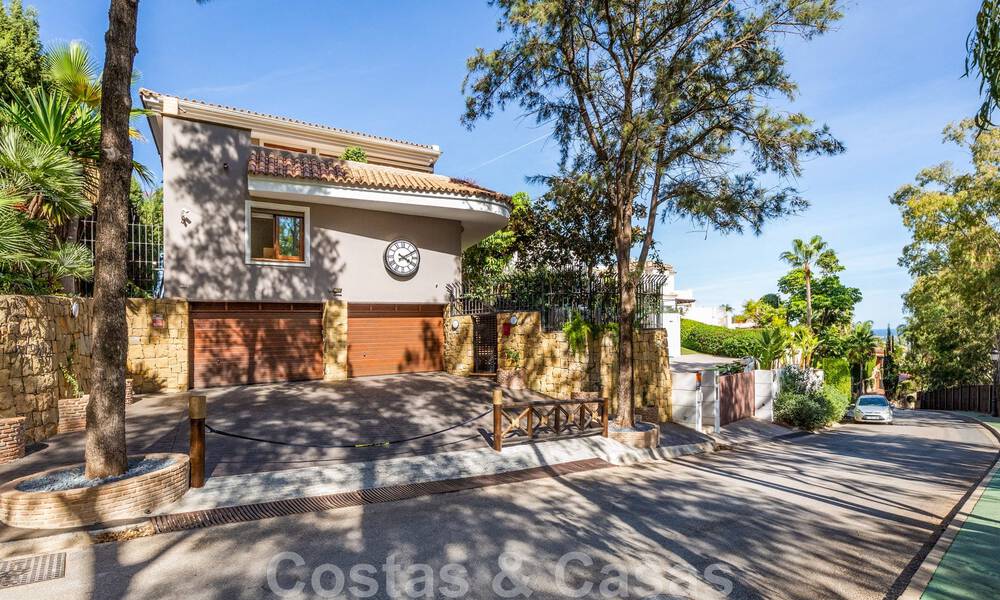 Unieke, mediterrane luxevilla te koop met rustgevend uitzicht op de golfbanen in een begeerde woonwijk in La Quinta, Benahavis - Marbella 48485