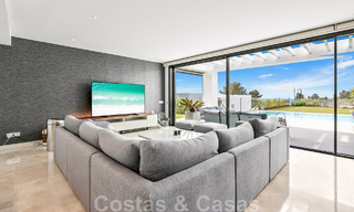 Instapklare, moderne villa te koop met zeezicht, in een omheinde villawijk op de grens van Mijas en Marbella 46093 