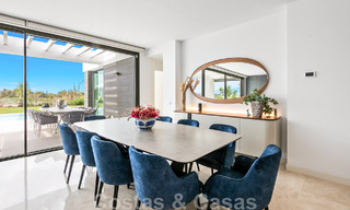 Instapklare, moderne villa te koop met zeezicht, in een omheinde villawijk op de grens van Mijas en Marbella 46094 